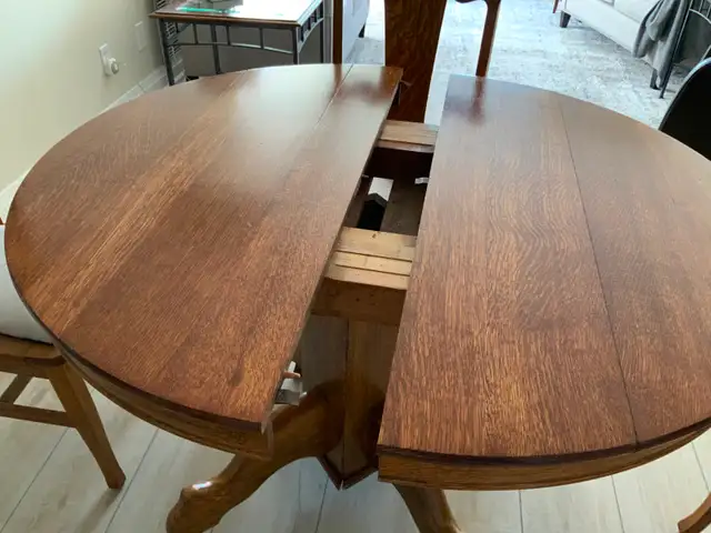 Reduced $175 !!!!! entire set in Dining Tables & Sets in Hamilton - Image 4