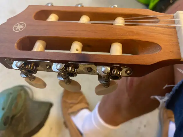 Yamaha guitalele guitar in Guitars in Kawartha Lakes - Image 4