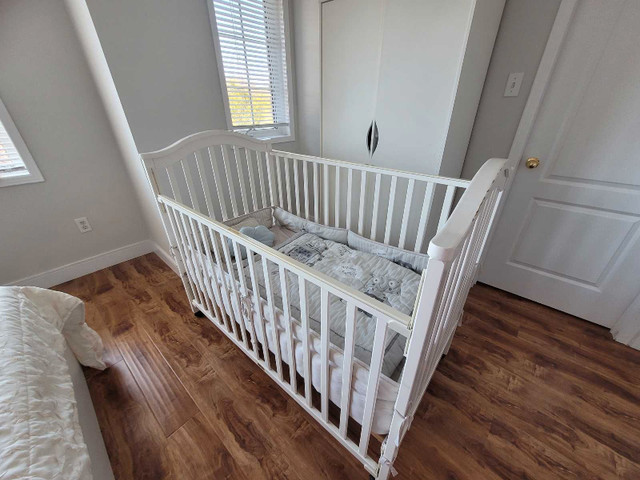 Baby crib with new mattress and bed covers  in Cribs in Mississauga / Peel Region - Image 4