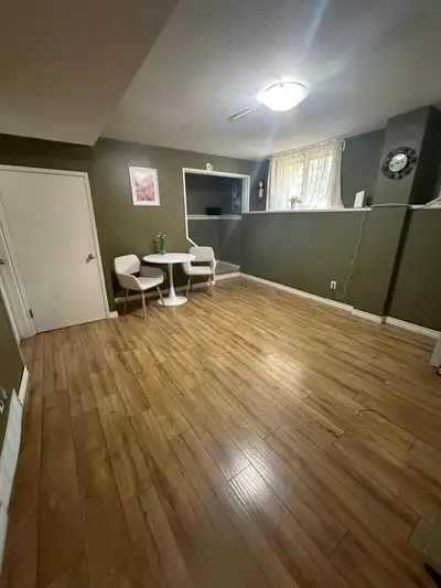 5 mins walk to University of Manitoba. 1 min walk to bus stop. The house is on Townsend ave. Walking...
