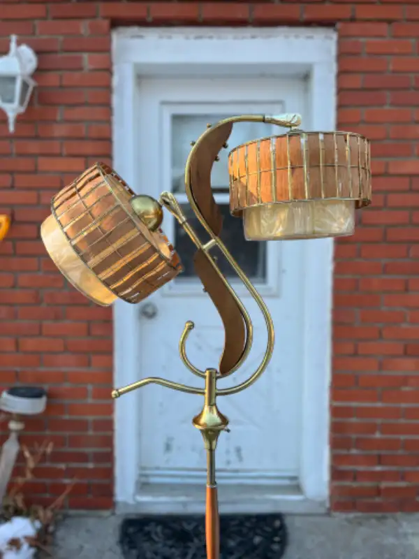 Magnifique lampe sur pied vintage Majestic Luxcraft in Indoor Lighting & Fans in City of Montréal - Image 9