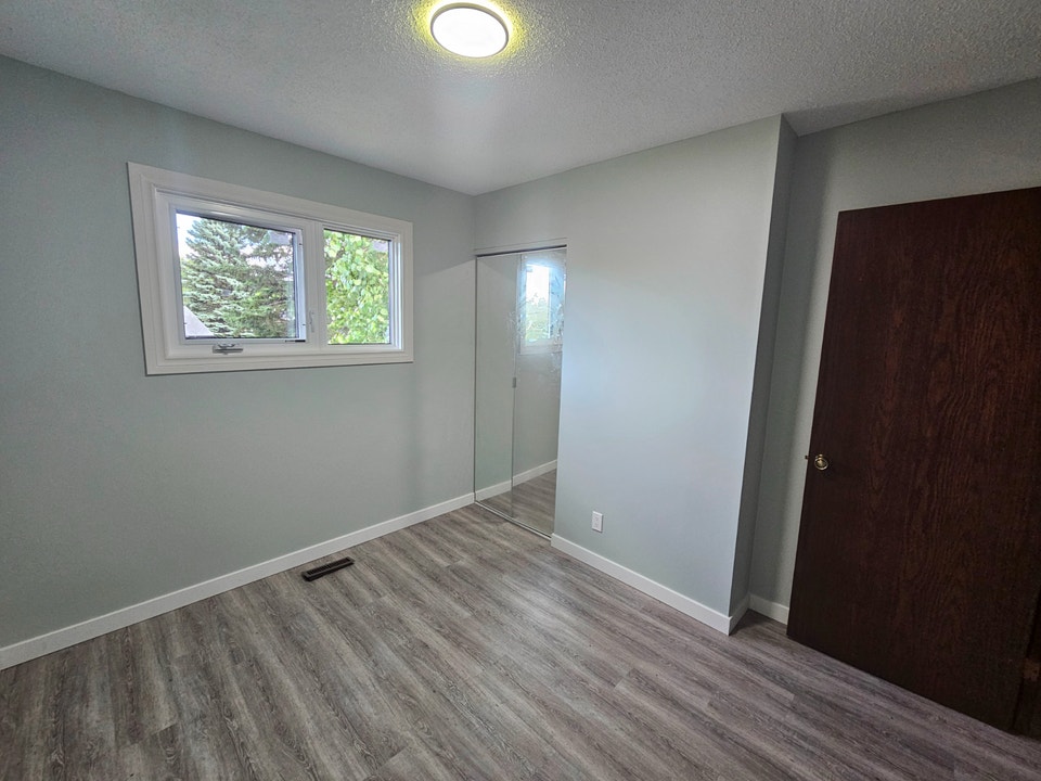 SIDE BY SIDE HOUSE WITH 3 BED, 2 BATH AND BACKYARD 4