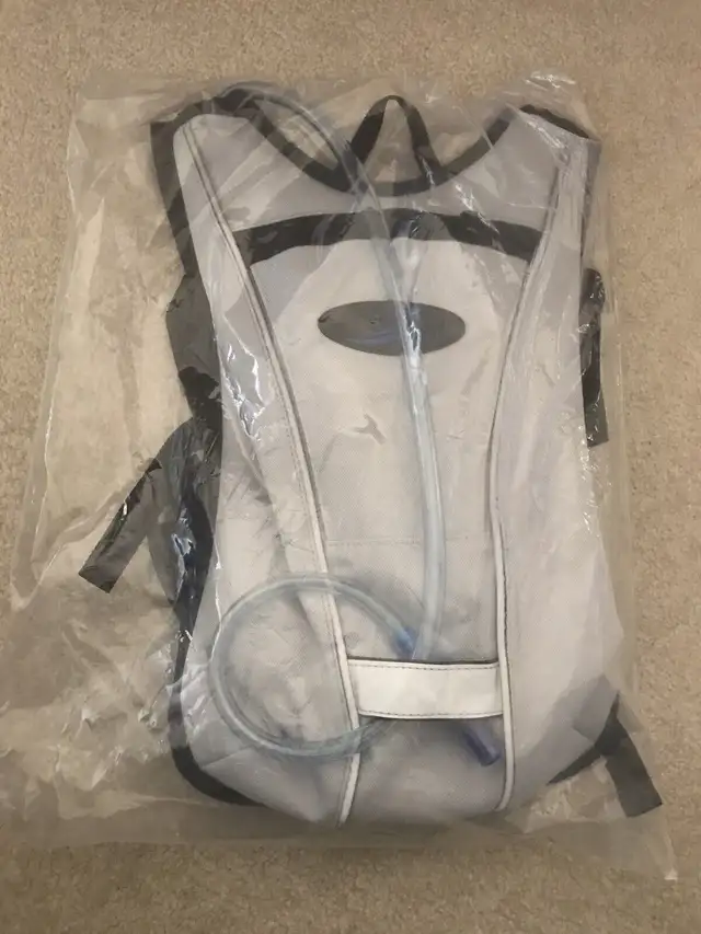 Hydration Backpacks in Fishing, Camping & Outdoors in Delta/Surrey/Langley - Image 4