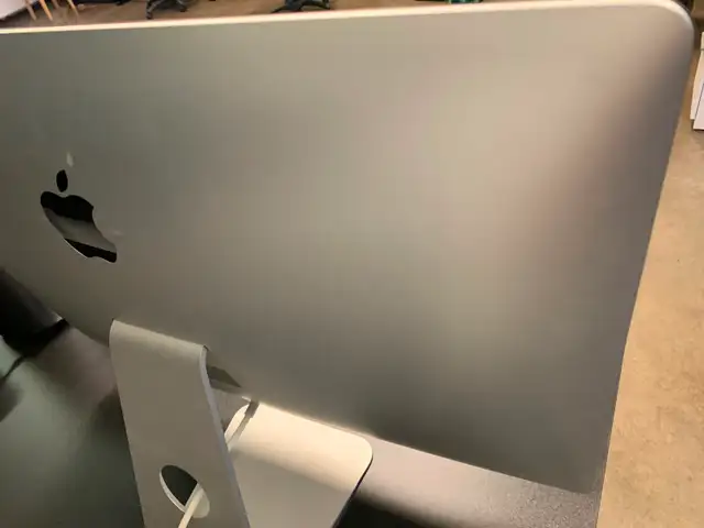 iMac 27” 5K Retina (Late 2014) in Desktop Computers in City of Montréal - Image 3