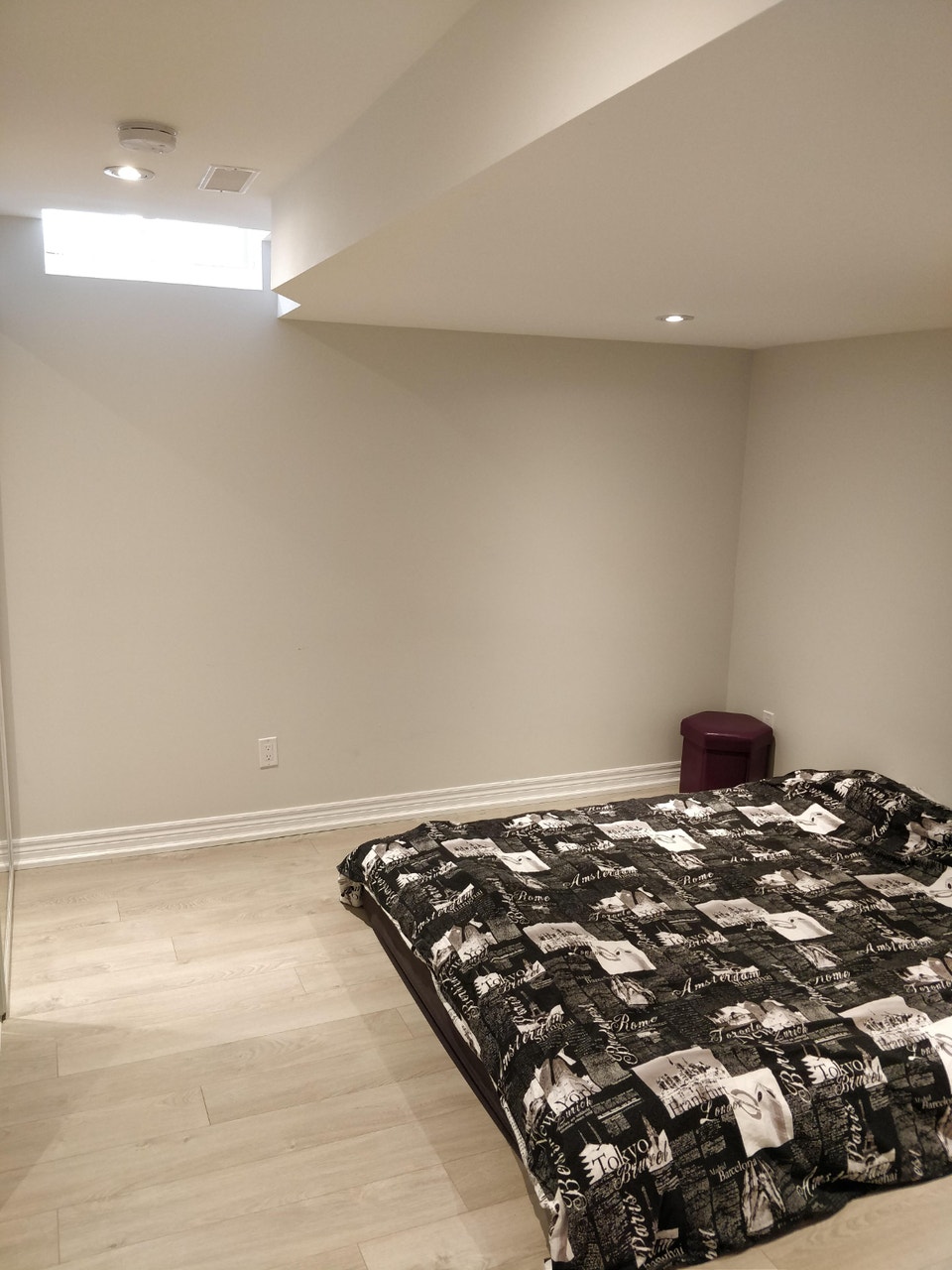 Near Yonge & King. 1 bdrm nicely renovated basement apartment 2