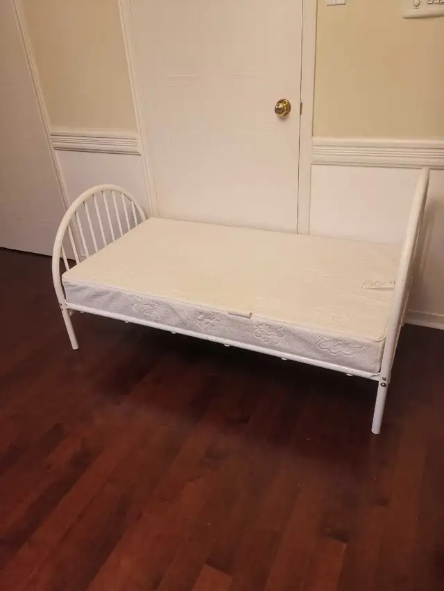 Nice kids bed with high quality mattress excellent like new