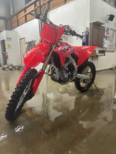 2022 crf450r for sale or possibly trade, has roughly 20-24 hours on it, absolutely beautiful bike wi...
