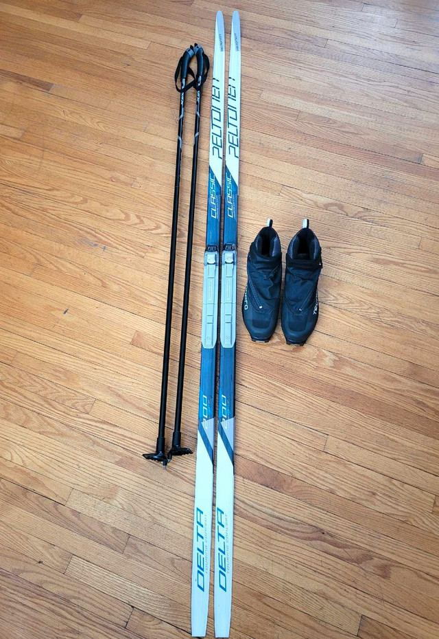 Cross Country Ski set - Mens 9.5 - 11.5 / Womens 10.5-12.5 in Ski in Winnipeg