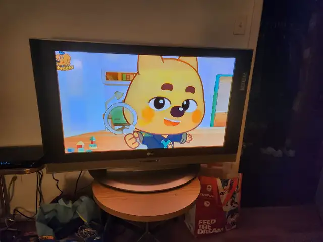 LG 42" HDMI  TV with remote in TVs in Ottawa - Image 9