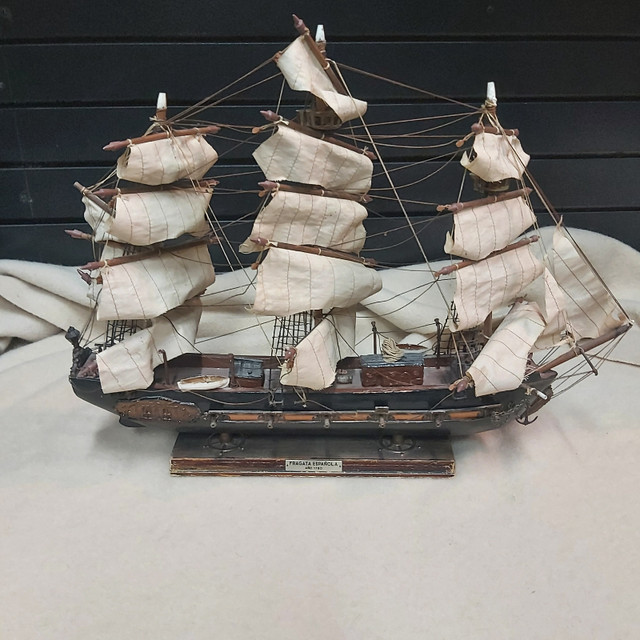 Ship - Vintage hand made war ship - Fragata Espanola. in Arts & Collectibles in Red Deer - Image 3