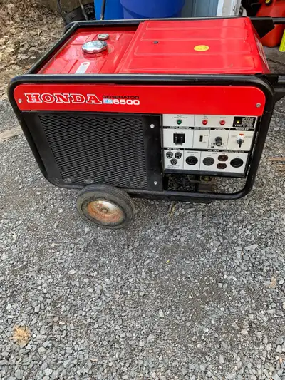 Génératrice Honda ES6500C k2 6500 watts refroidie avec antigel En très bonne condition
