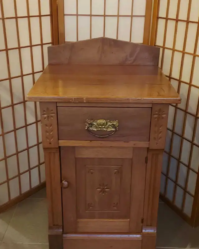 antique wooden side table/cabinet in Other Tables in City of Toronto - Image 3