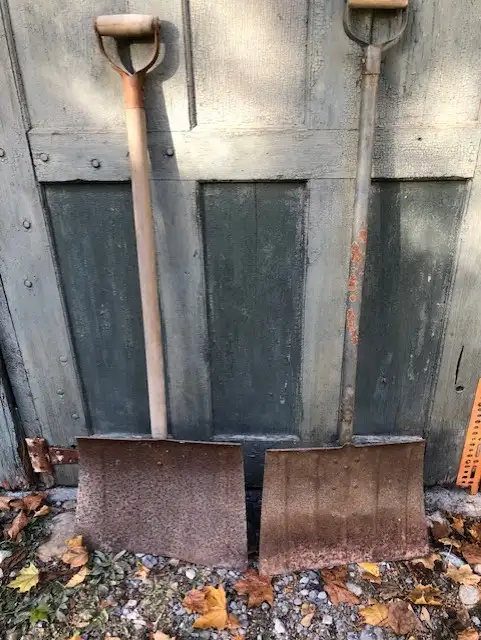 Vintage Metal Snow Shovels in Outdoor Tools & Storage in Oshawa / Durham Region - Image 3
