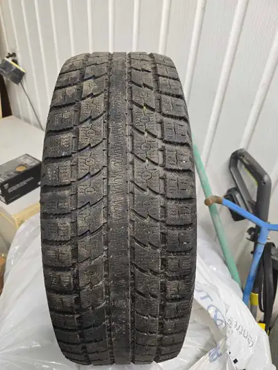 Toyo Observe GSi-5 winter tire in size 265/70R17. 80 % tred left
