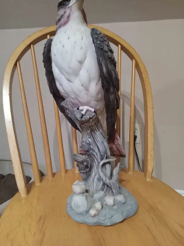 Peregrine falcon statue  in Arts & Collectibles in New Glasgow - Image 3