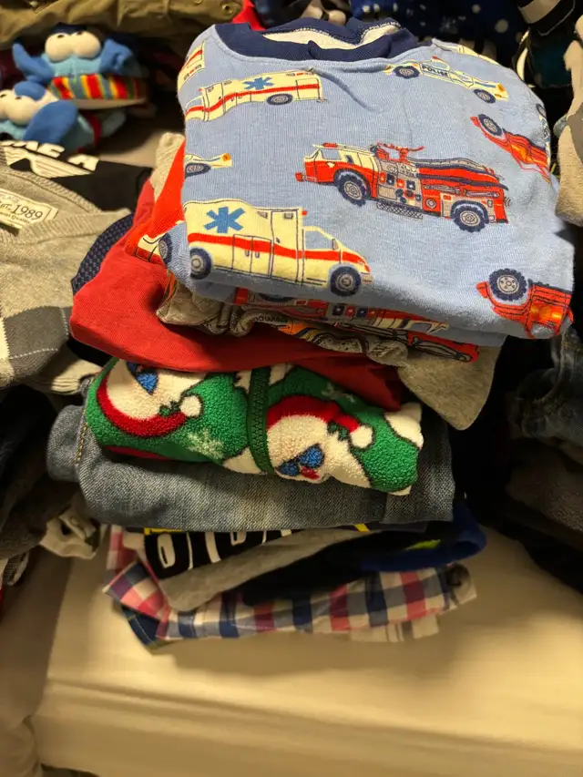 Lot de vêtements (plusieurs tailles 2-8 ans pour garçon) in Kids & Youth in Laval / North Shore - Image 3