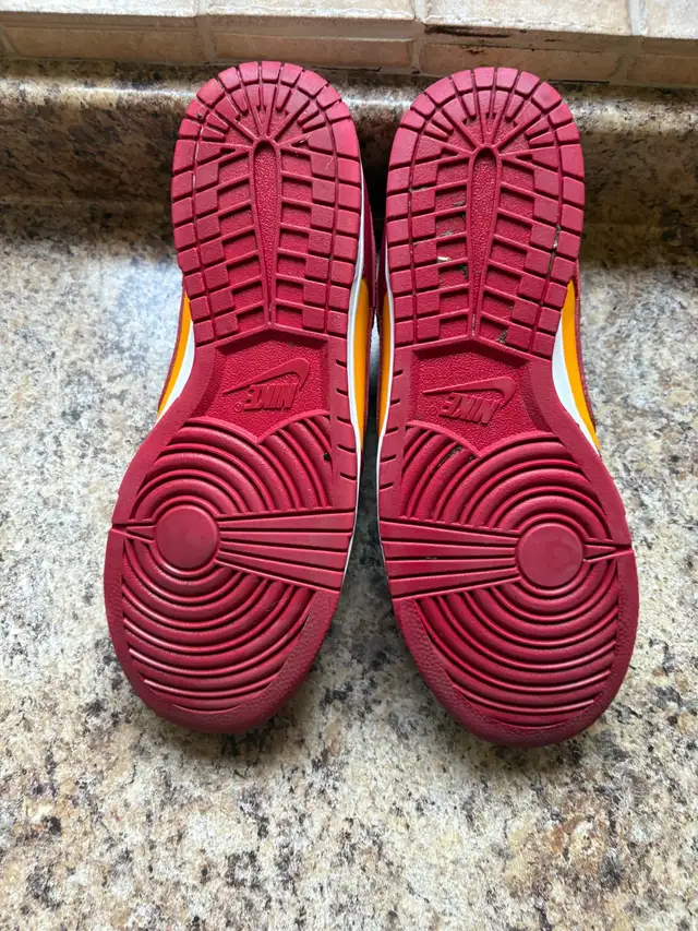 Nike dunk Low Midas Gold in Men's Shoes in Nanaimo - Image 6