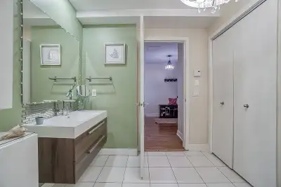 Magnifique condo de 800 pi² entièrement meublé et remis au goût du jour, avec chambre fermée. Constr...