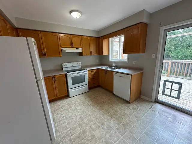 Barrie South West 3+1 Bedroom Main Floor Unit (Utility Included)
