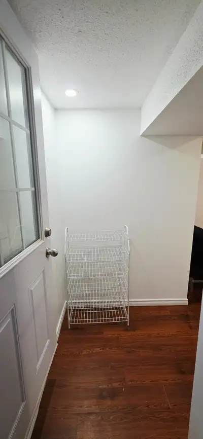Basement unit available immediate for rent in Pickering comes with lot of furniture. ✔ 1 BHK (Bright...