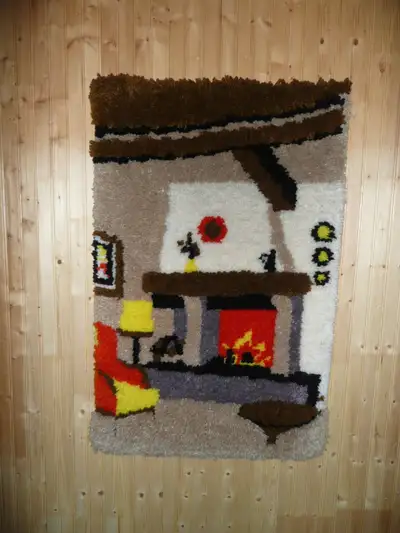 TAPIS MURALE EN FIBRE DE L'AINE FAIT À LA MAIN REPRÉSENTANT UN FOYER D'AUTREFOIS DIMENSIONS 27'' X 4...