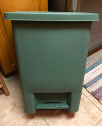 GREEN RUBBERMAID 8 GALLON (31 LITRE) GARBAGE CAN