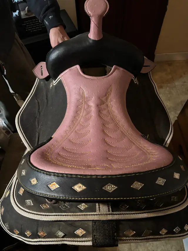 Western Saddle in Equestrian & Livestock Accessories in Brantford - Image 2