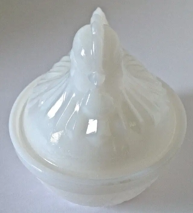 Vintage. Collection. Petite poule en milk glass in Arts & Collectibles in Lévis - Image 3