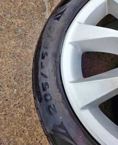 Ensemble de 4 mags Nissan d’origine 16 pouces avec pneus inclus. ✅ Mags propres et en très bon état...