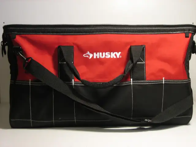 HUSKY 24" STORAGE CONTRACTOR TOOL TOTE CARRY ALL BAG in Tool Storage & Benches in London - Image 2