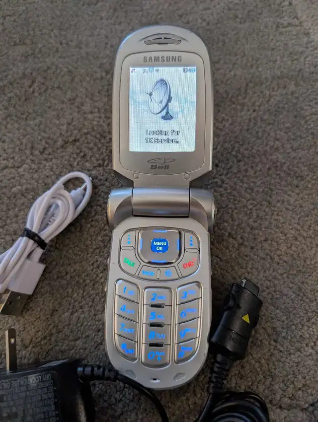 VGUC - Vintage Retro Classic Bell Samsung Flip Phone in Cell Phones in Oshawa / Durham Region - Image 4