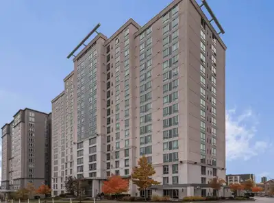 8 or 4 Month Sublet available from January 1st to April 30th or August 31st at King St Tower 1, Wate...