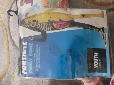 Fortnite Peely Bone kids Costume Size: 4-6 youth Includes: 3D foam Costume, jumpsuit with attached g...