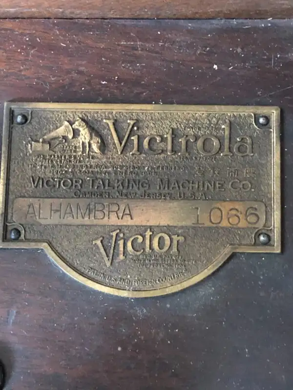 Gramophones- 3 units in Arts & Collectibles in Revelstoke - Image 6