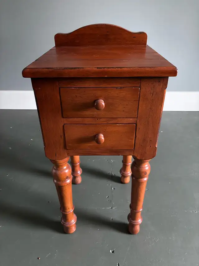 Petite table d’appoint en bois massif – 2 tiroirs  in Coffee Tables in Sherbrooke - Image 2