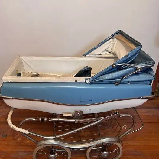 VINTAGE 1950's BABY BUGGY METAL CARRIAGE STROLLER in Arts & Collectibles in City of Toronto - Image 4