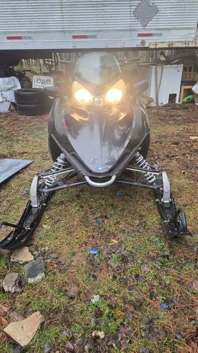 Je vends ma motoneige Polaris IQ, idéale pour les aventures hivernales. Bien qu'elle ne soit pas neu...