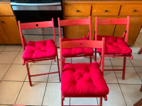 Beaux chaises et coussins d'Ikea tres solid.