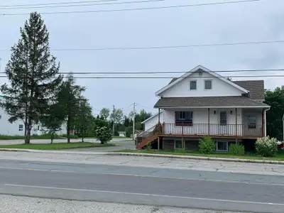 Grande maison avec 4 chambres à coucher tous à l’étage supérieur avec une salle de bain! Rez de chau...