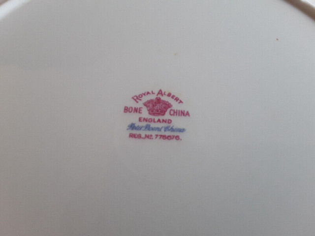 BONE CHINA DINNER/CAKE PLATE - PETITE POINT, ROYAL ALBERT in Arts & Collectibles in City of Toronto - Image 2