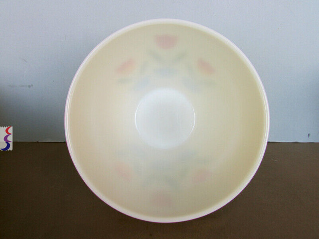 Fire King Tulip 9 ½” 4 Qt. Ivory Milk Glass Mixing Bowl Kitchen in Arts & Collectibles in Kitchener / Waterloo - Image 3