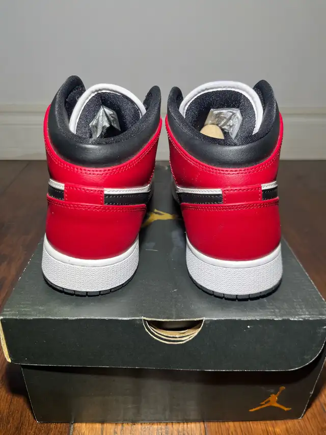 Size 6.5Y/8W - Air Jordan 1 Mid Chicago Black Toe62863730779651124
