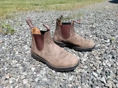 Blundstone shoes size 4 1/2 (size 7) as seen in pictures. Minimal use and minimal wear as seen in pi...