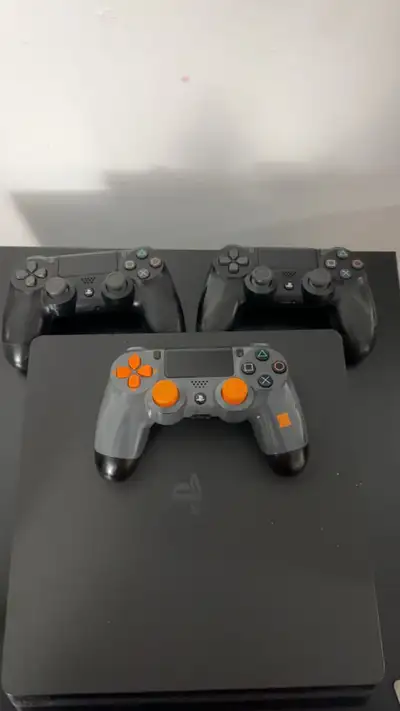 PS4 a vendre!!! NO GAMES‼️ Console avec 3 manettes et câbles.