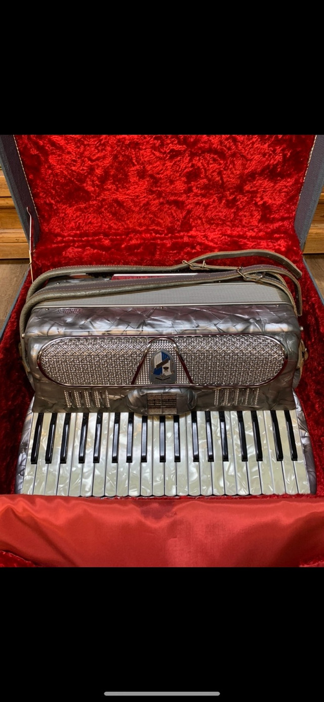 Mint condition Accordion  in Pianos & Keyboards in Calgary