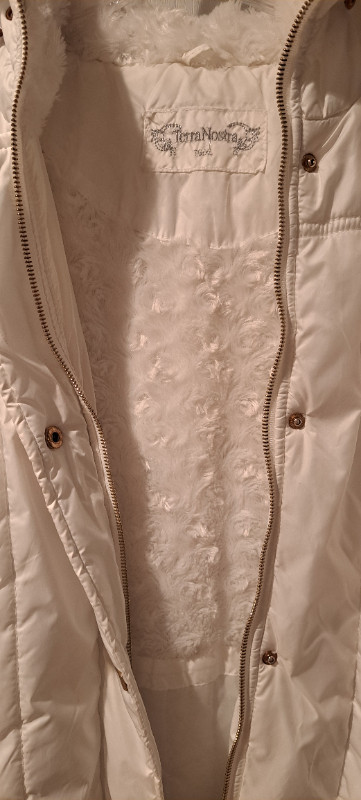 Manteau d'hiver blanc dans Femmes - Hauts et vêtements d'extérieur  à Longueuil/Rive Sud - Image 2