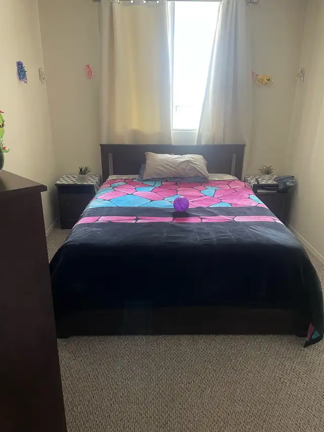 Shared room in clean and quiet high rise apartment near to Mall