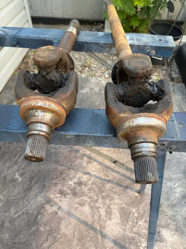 Ford 2015 F350 Front Axles in Transmission & Drivetrain in Calgary - Image 5
