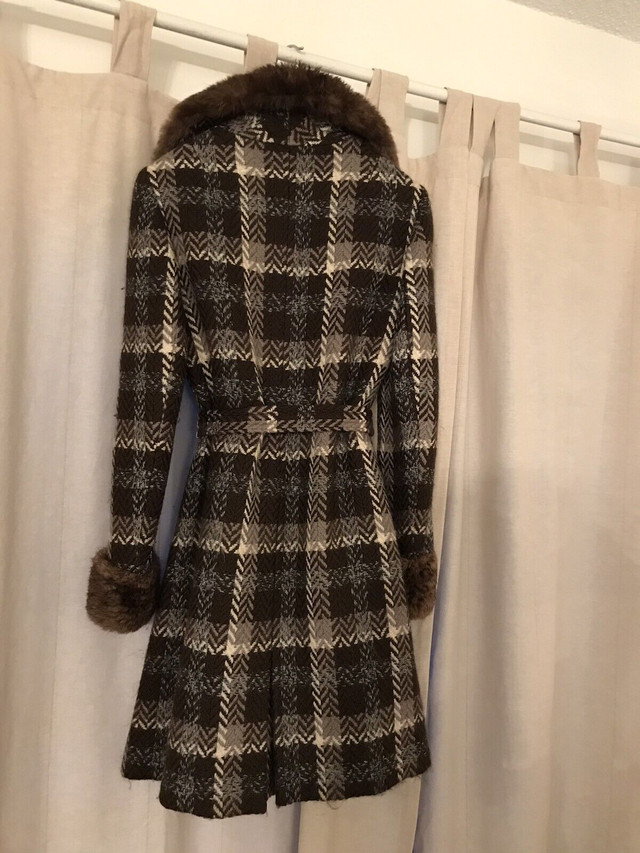 Manteau couture tissu laine et fourrure castor  dans Femmes - Hauts et vêtements d'extérieur  à Ville de Montréal - Image 2