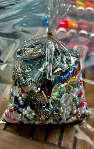 Lot de sac de bijoux, cartes de souhait et bijoux fait à la main, à vendre ainsi que les étagères, c...